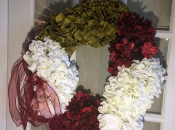 0084-Hydranga-wreath-of-redgreenwhite-red-bow