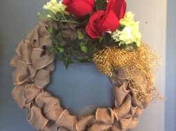 0098-Burlap-covered-wire-wreath-with-red-roses-green-ivy-and-gold-mesh-bow