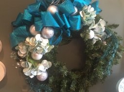 4181-Pine-wreath-wblue-white